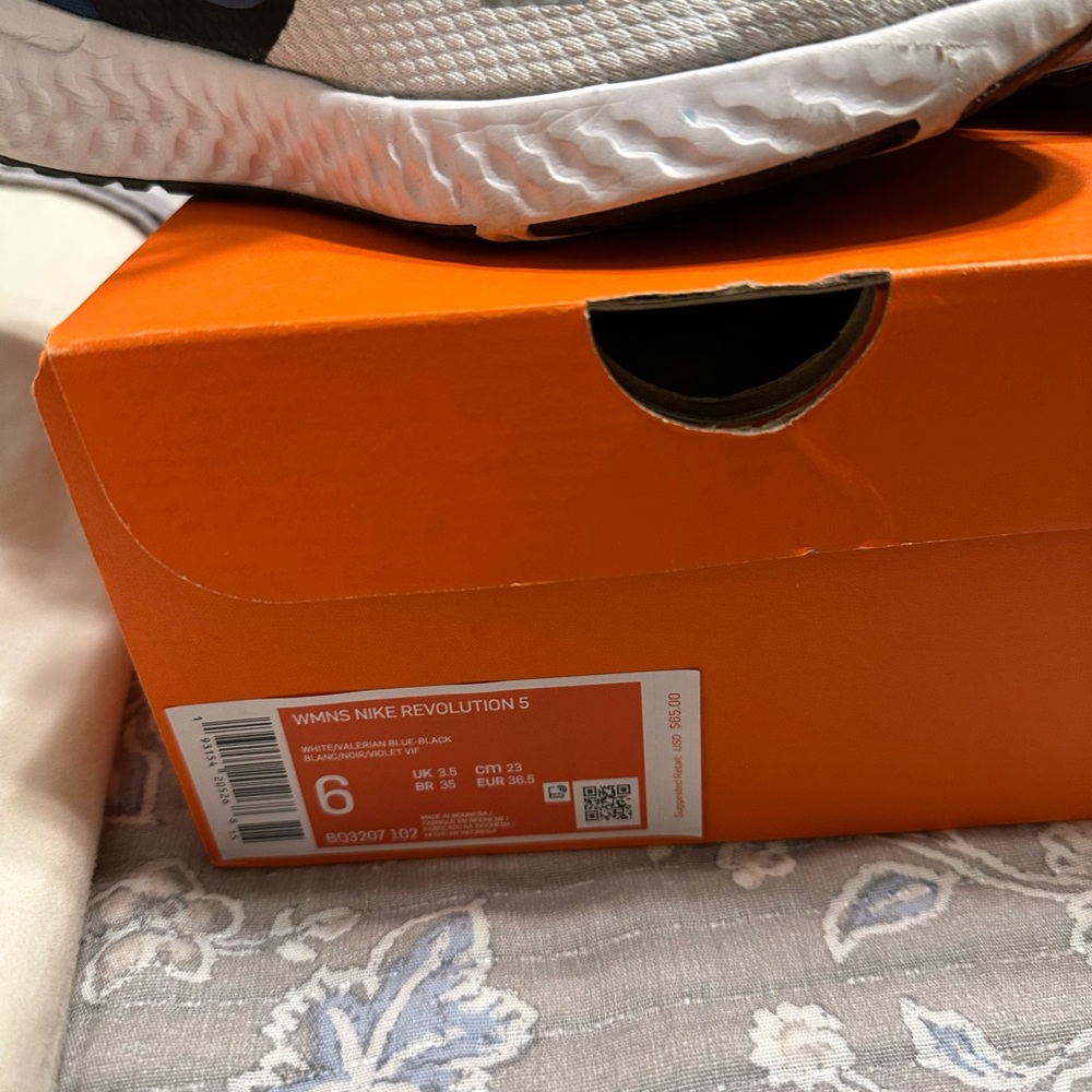 Nike size 6 - Picture 4 of 5
